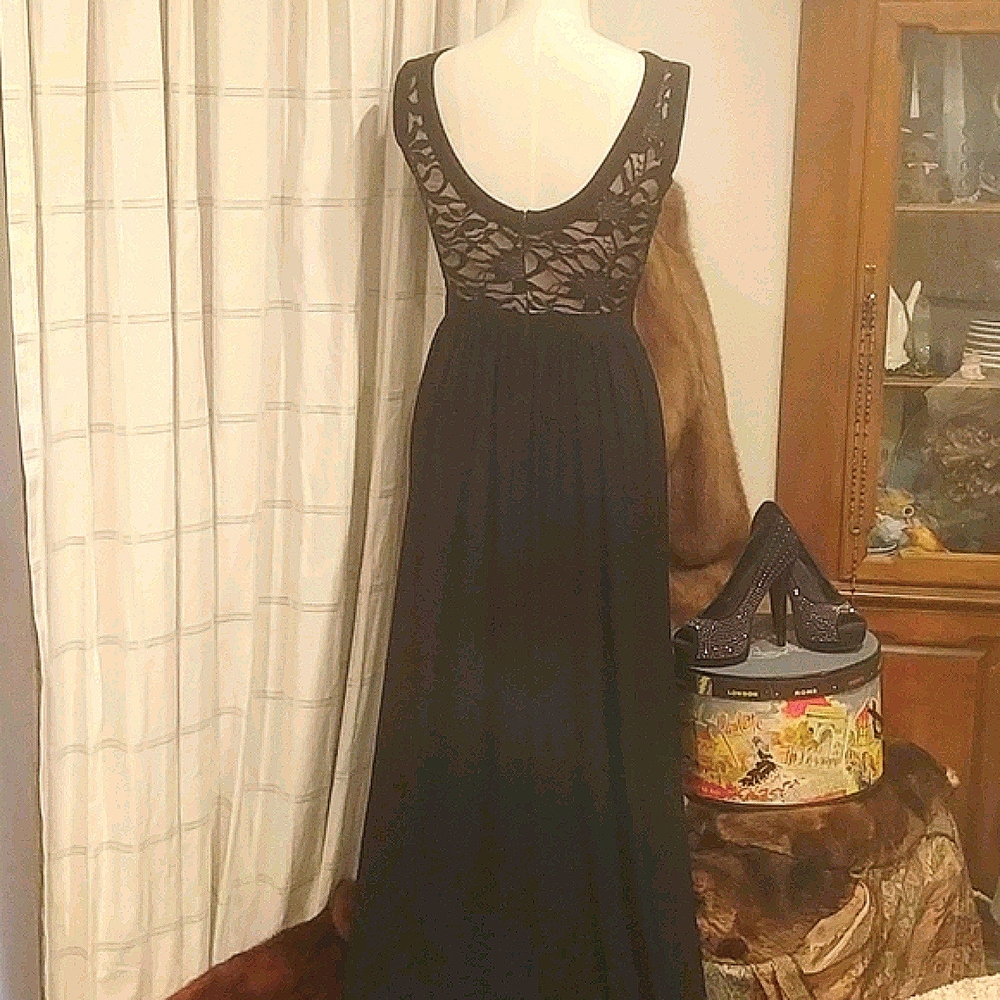Morgan and Co. Lovely David's Bridal Black w/lace - Picture 2 of 3